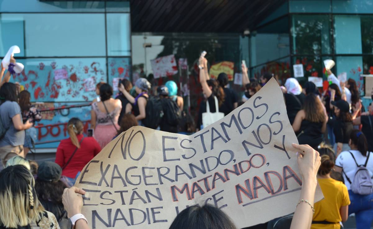 Mujeres marchan en calles de NL; piden justicia por caso Debanhi y desaparecidas