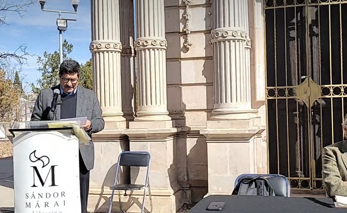 Tras cierre, Javier Corral realiza inauguración simbólica de su librería 
