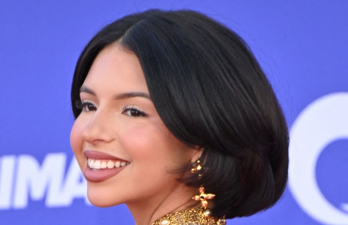 Ángela Aguilar presume su delineada figura con un asequible vestido entallado