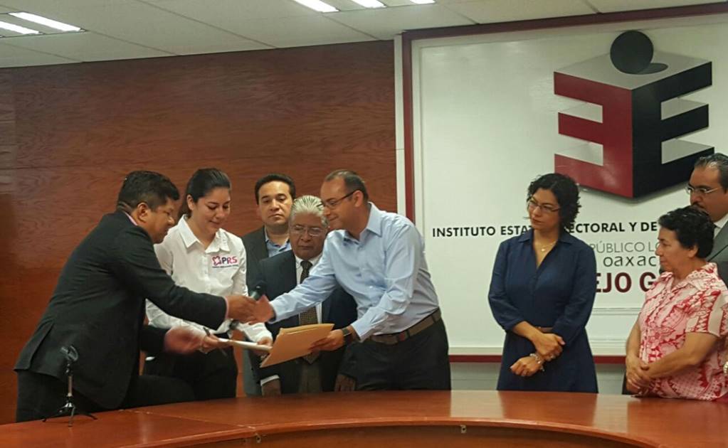 Presenta Joaquín Ruiz solicitud de registro en Oaxaca