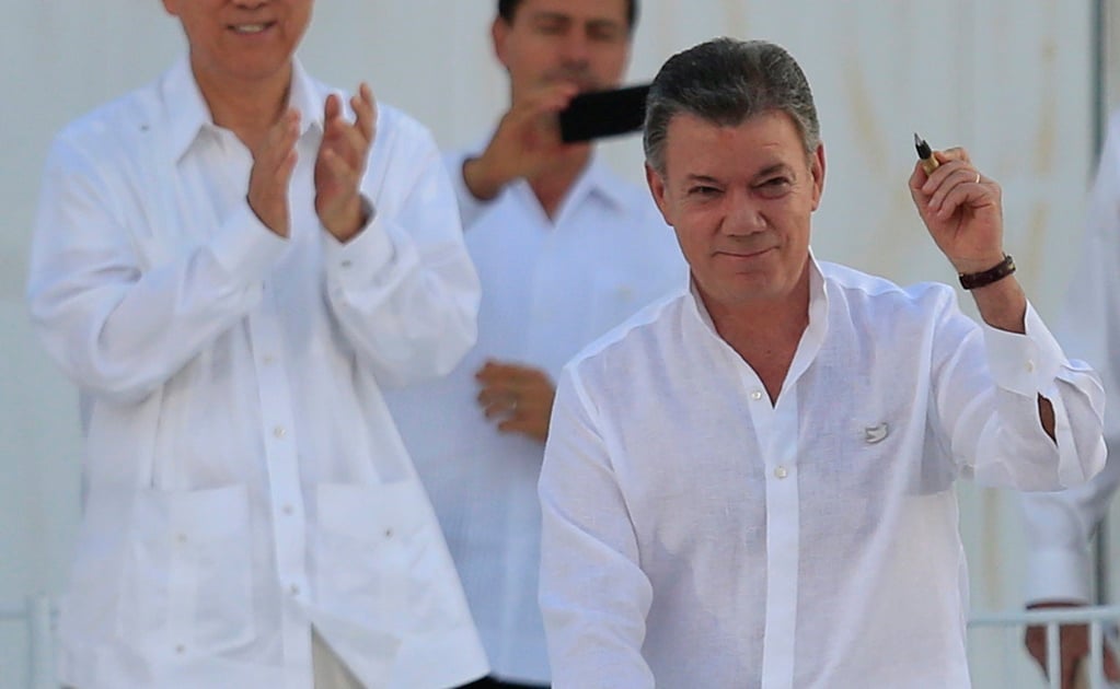 "¡No más guerra!", exclama Santos tras firma de paz