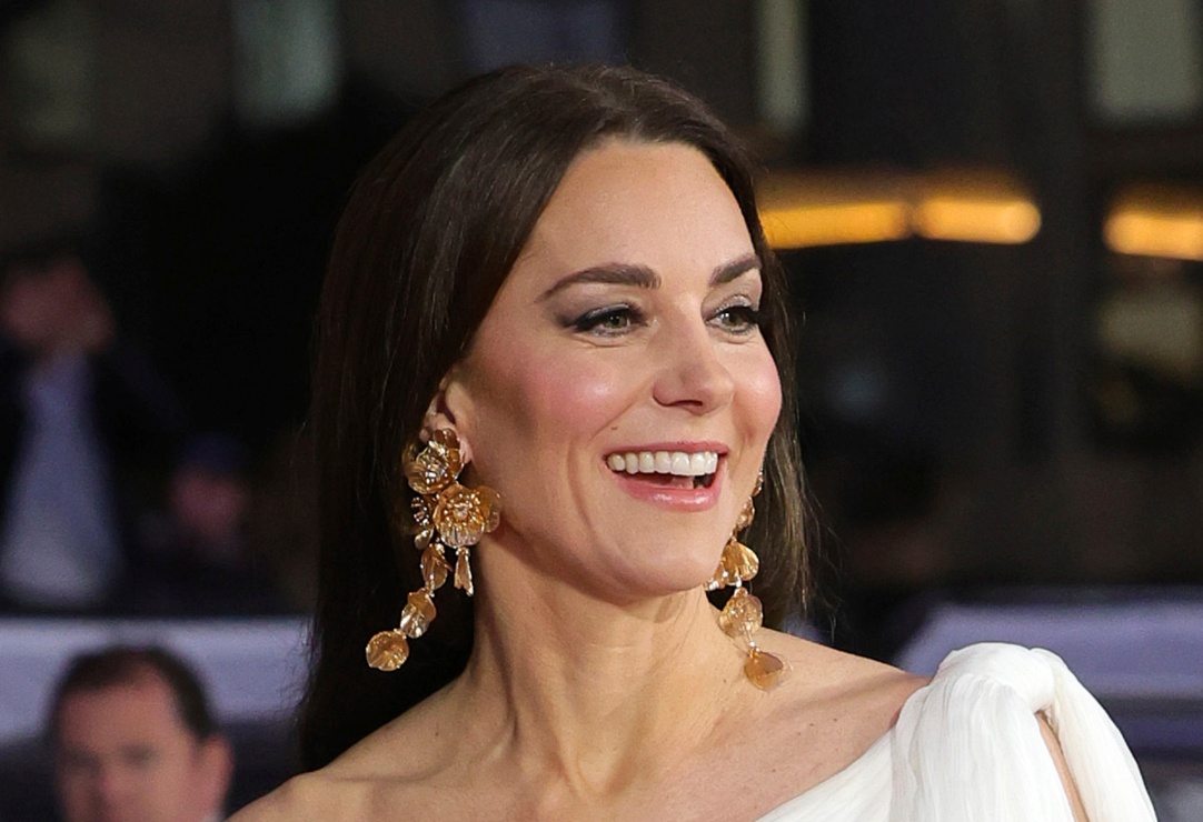 El impecable look de Kate Middleton con vestido blanco y guantes en los BAFTA