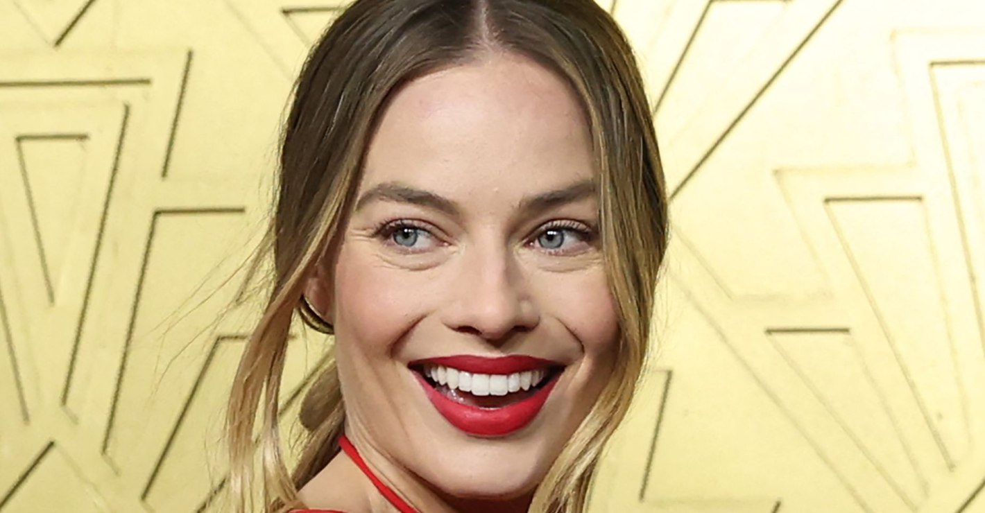 Margot Robbie luce su abdomen y piernas tonificadas en la nueva edición de Vogue