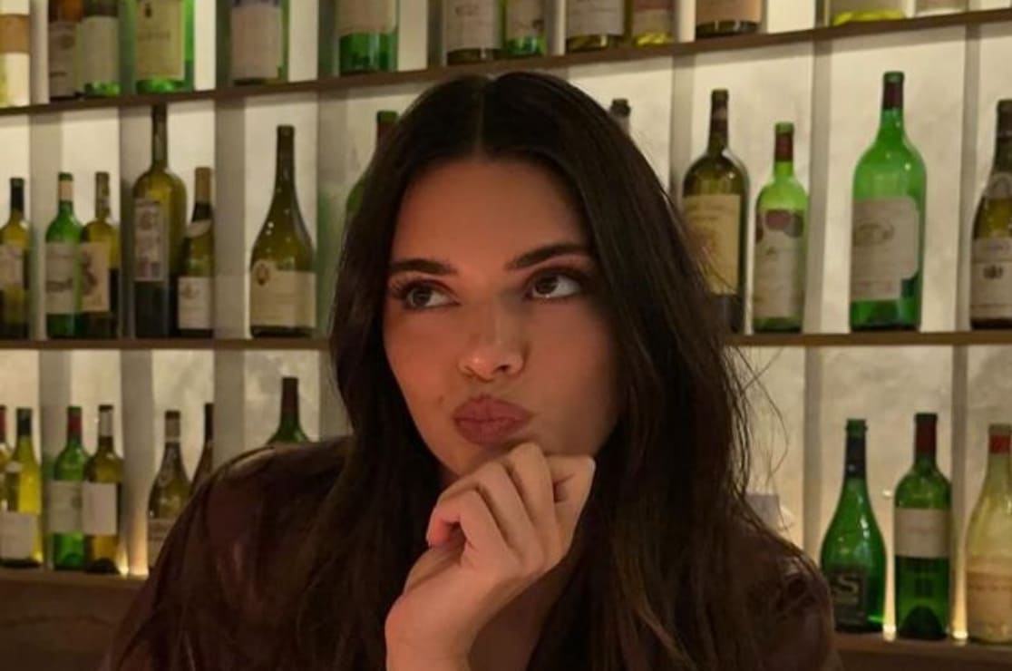 Kendall Jenner presume su silueta con vestido de 'escote imposible'