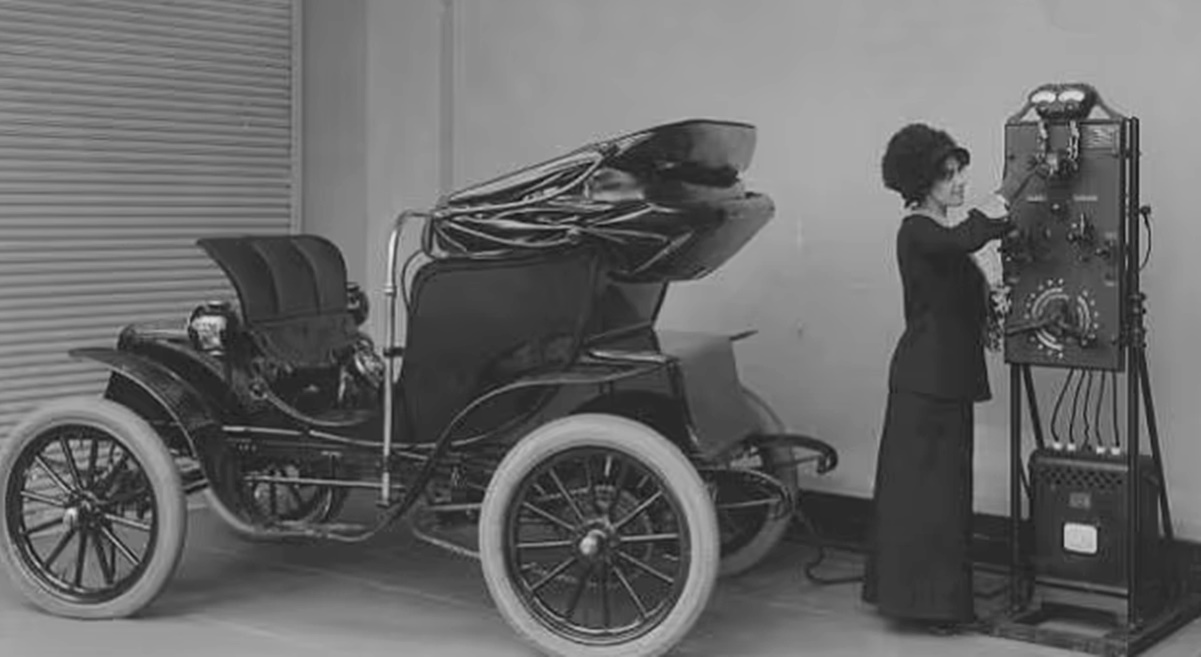 Antigua fotografía demuestra que los autos eléctricos ya existían ¡hace 112 años!