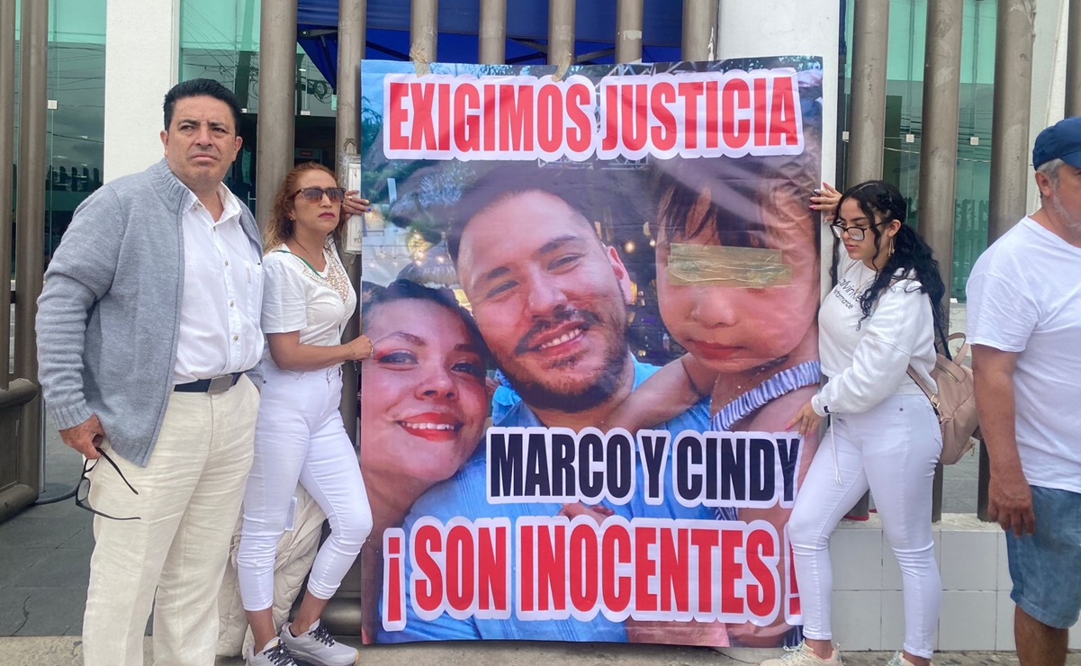 Familiares de Marco y Cindy, acusados de pertenecer a una banda, protestan frente a juzgados de Neza