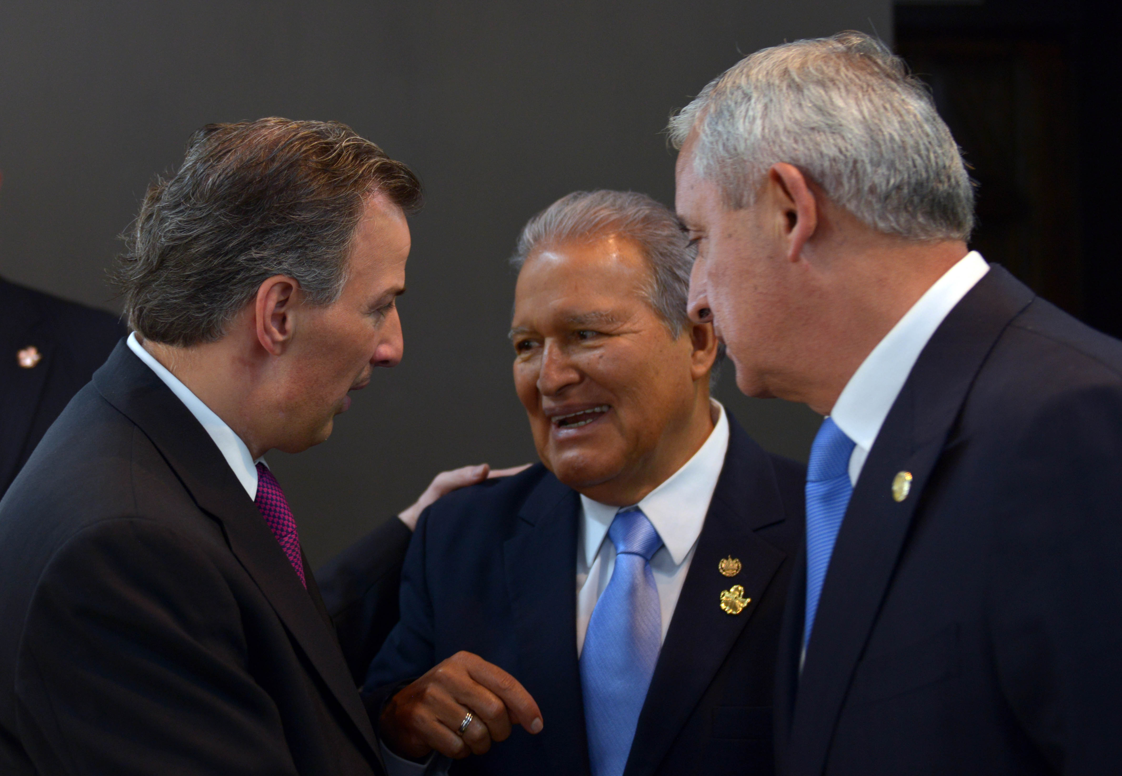 Dialogan vía telefónica EPN y presidente de Guatemala