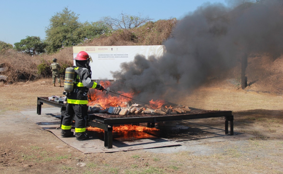Marina y FGR incineran 516 kilogramos de cocaína en el Puerto de Lázaro Cárdenas, Michoacán
