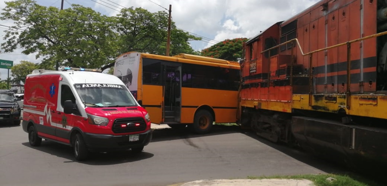 Camión urbano es embestido por tren en Mérida; el conductor llevaba audífonos 