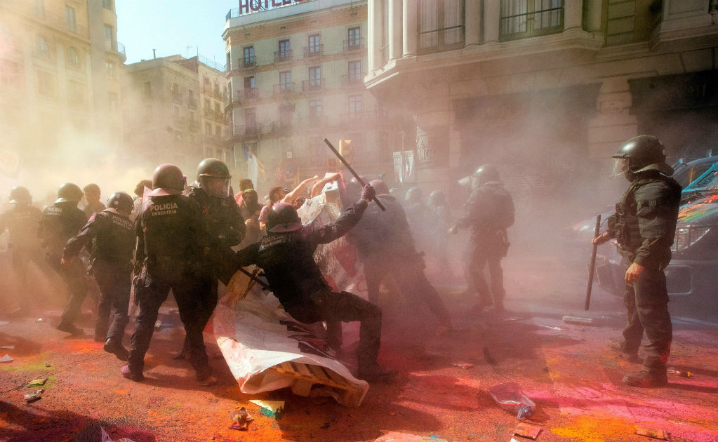 Barcelona registra disturbios entre policías y separatistas