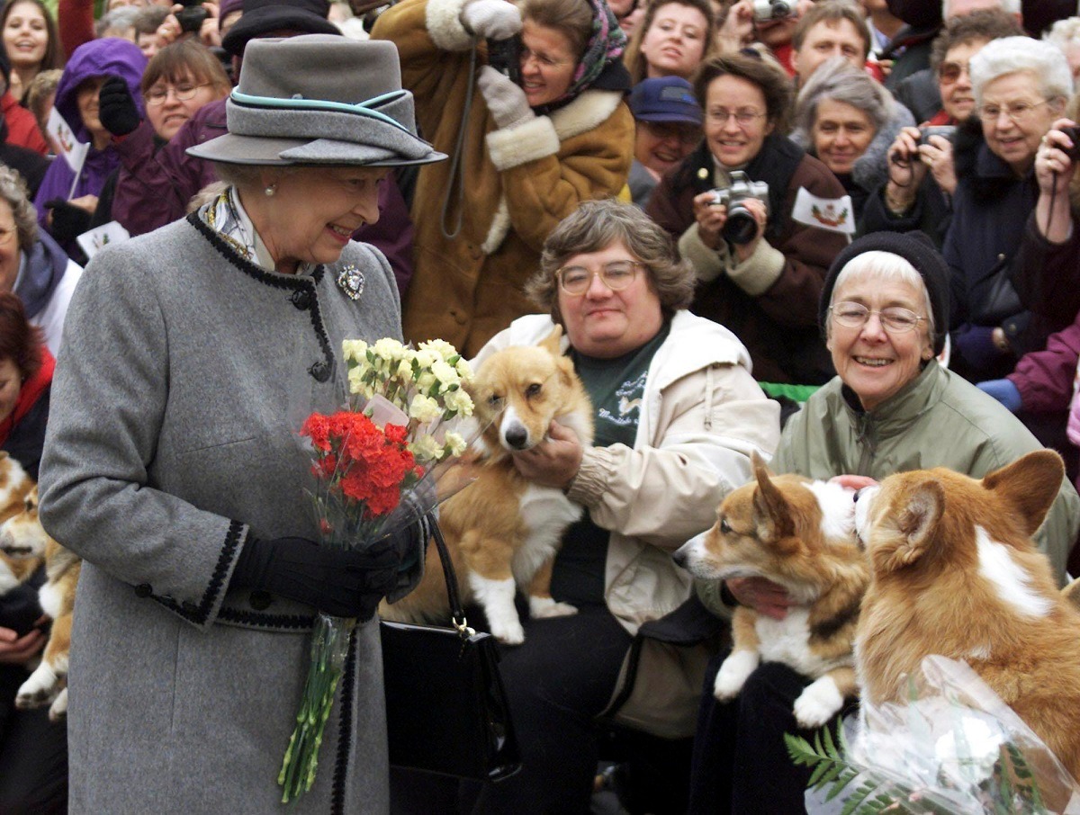 Con desfile de corgis, seguidores de la realeza rinden homenaje a la reina Isabell II