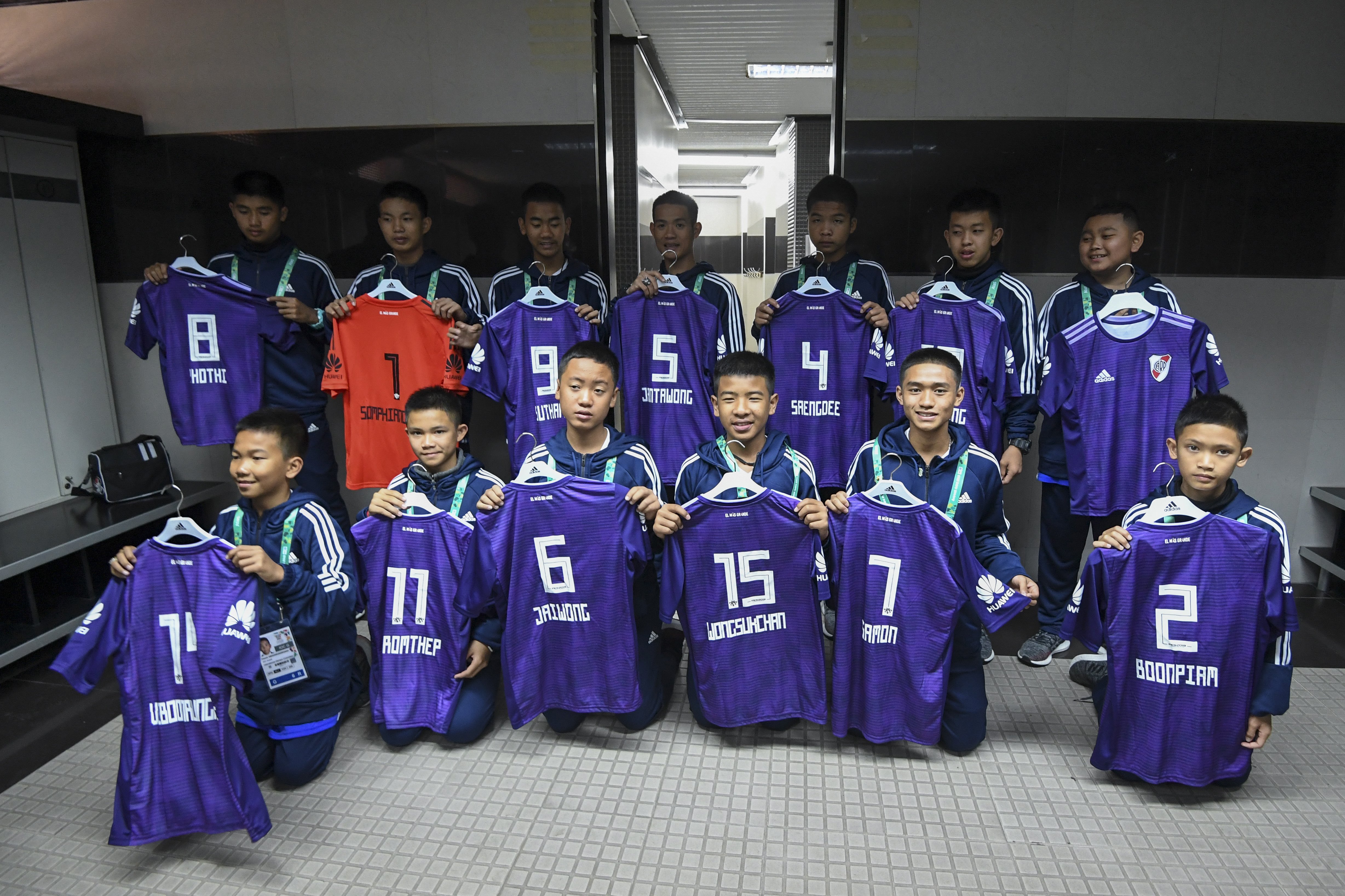 Niños rescatados de cueva en Tailandia juegan partido en el Monumental de Argentina