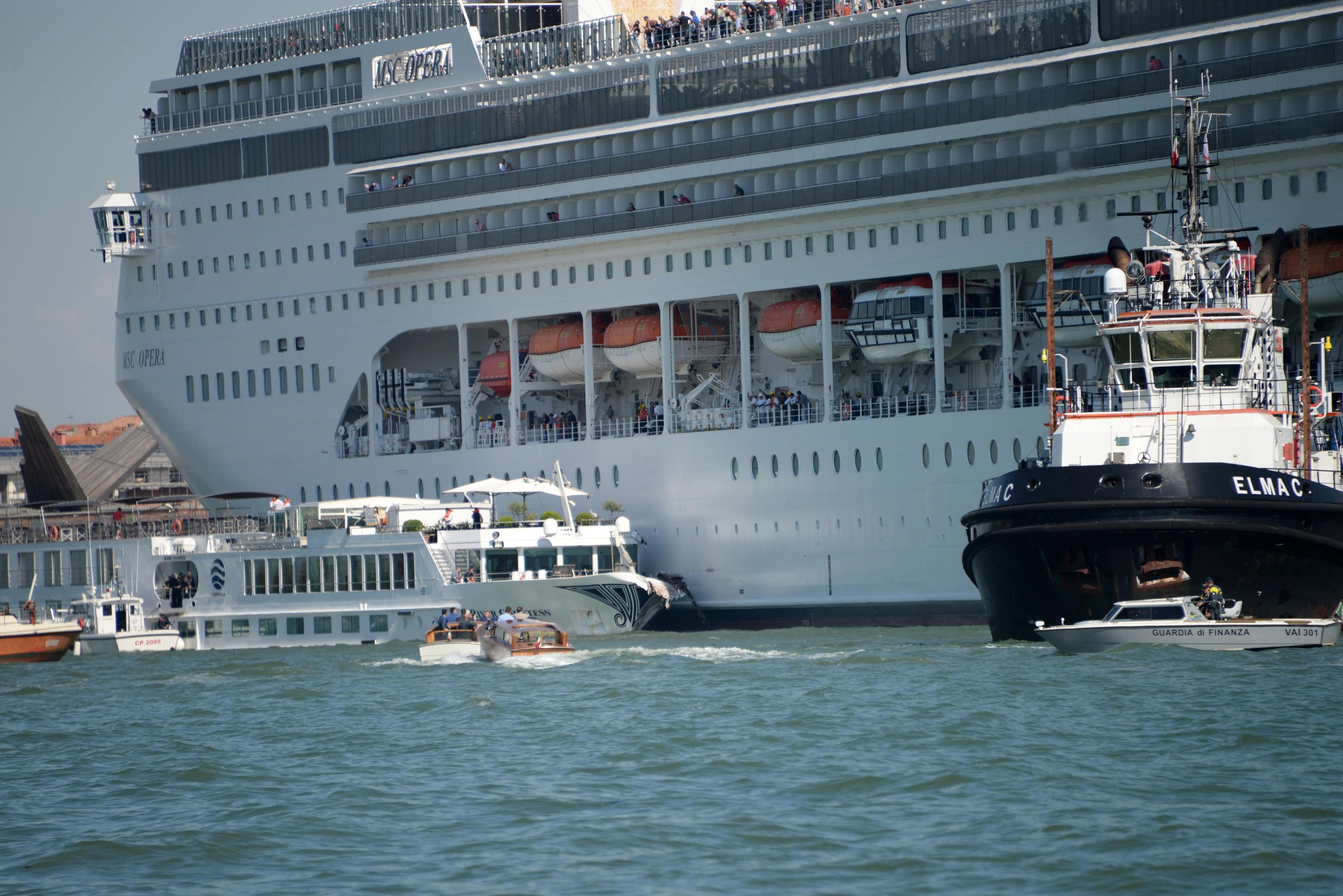 Crucero choca con barco turístico en Venecia; hay cuatro heridos