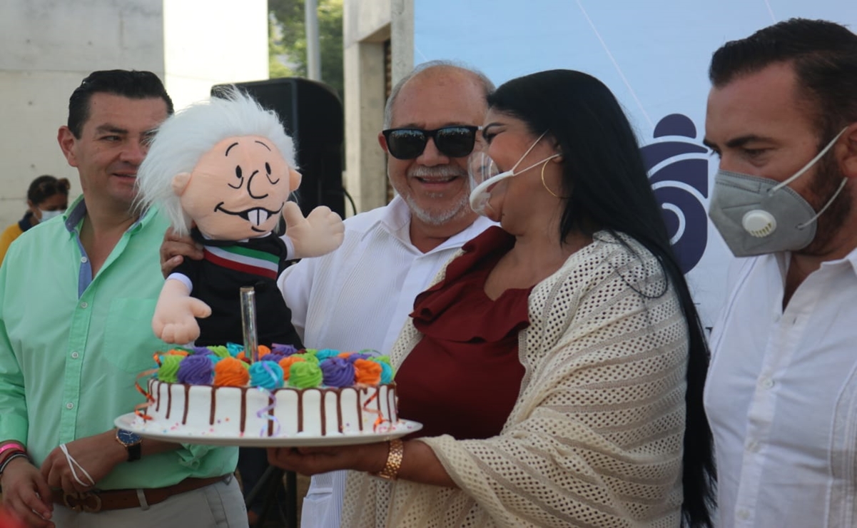 Alcalde de Mazatlán festeja con pastel a López Obrador