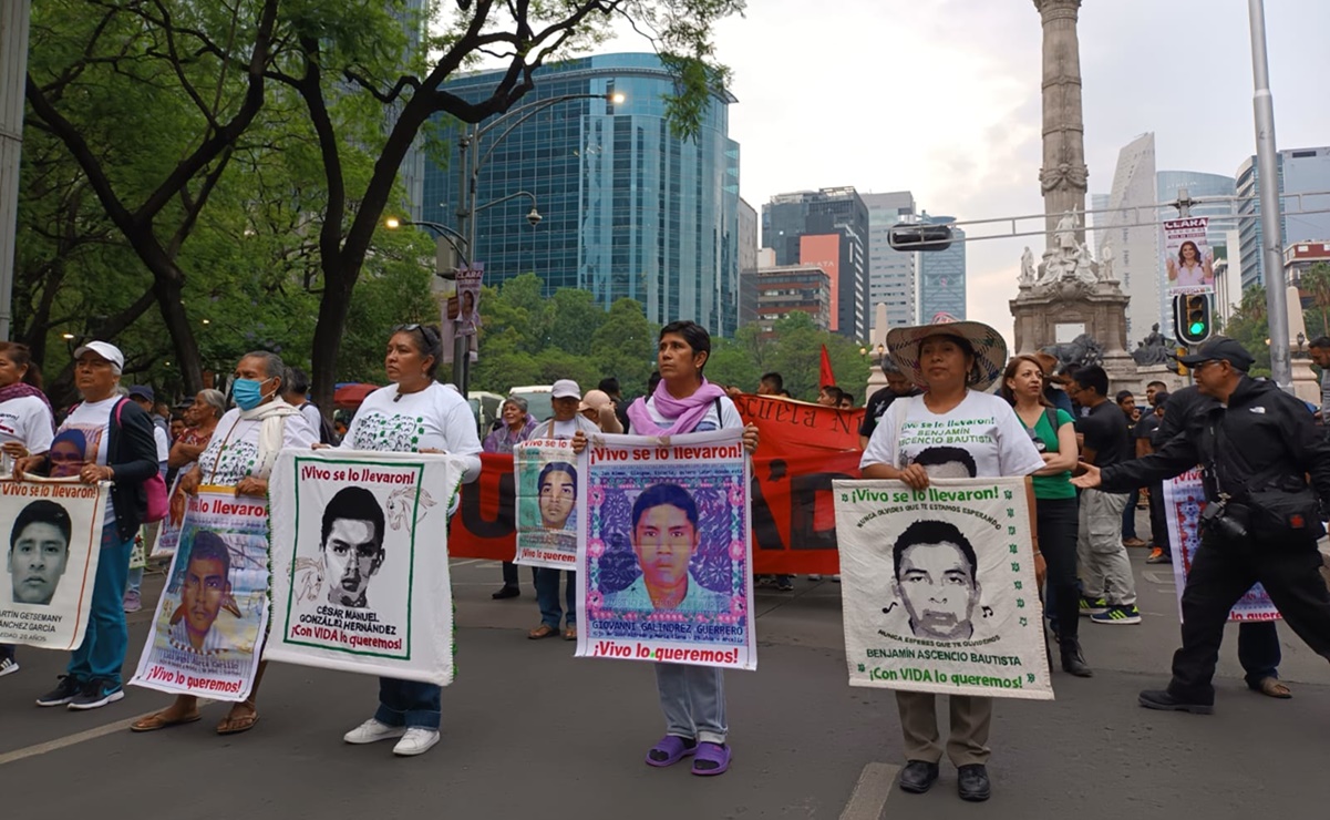 FOTOS. Padres de normalistas de Ayotzinapa marchan en la CDMX; amagan con plantón frente a Palacio Nacional 