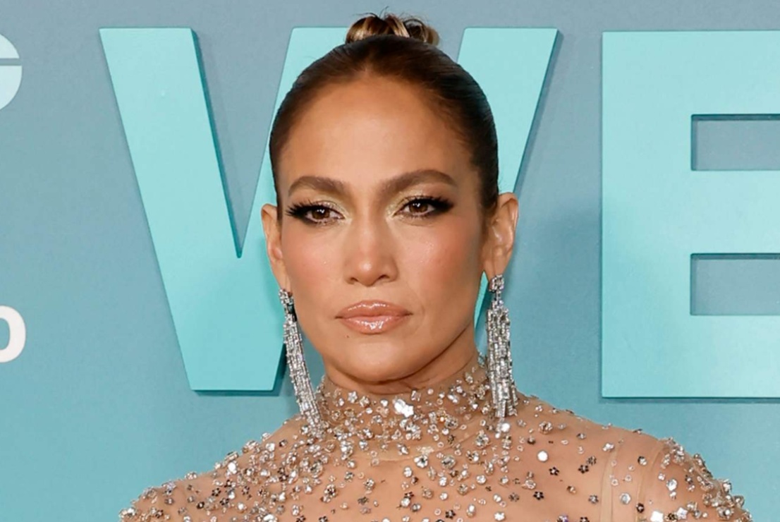 Jennifer Lopez deslumbra con vestido nude en el estreno de su nueva película