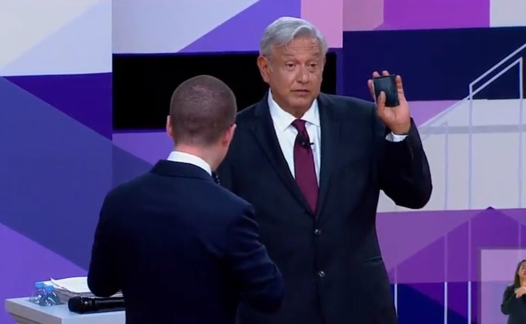 AMLO alista cartera y apodos para el debate