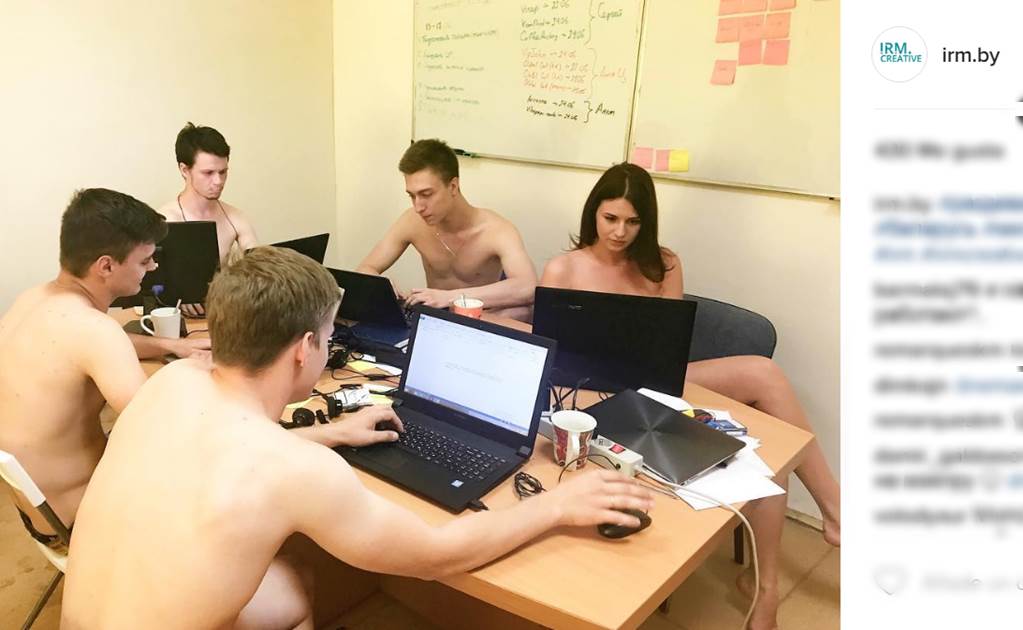 Van desnudos al trabajo para burlarse de presidente de Bielorrusia