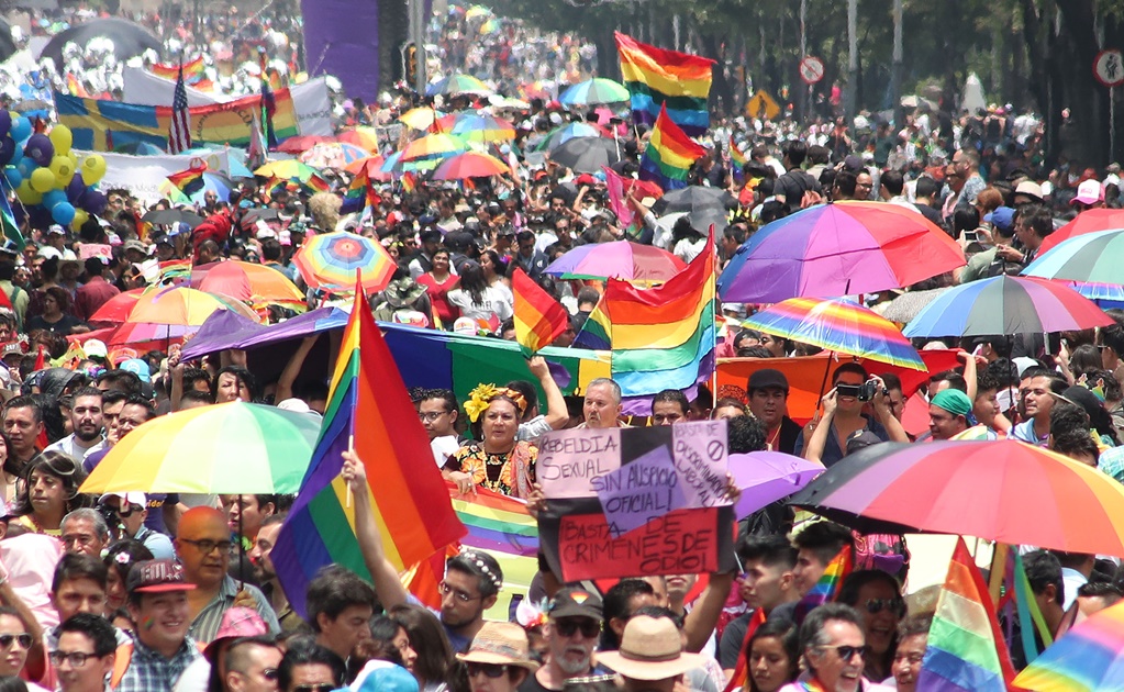 Marcha del Orgullo LGBTTTI ingresa al Zócalo capitalino