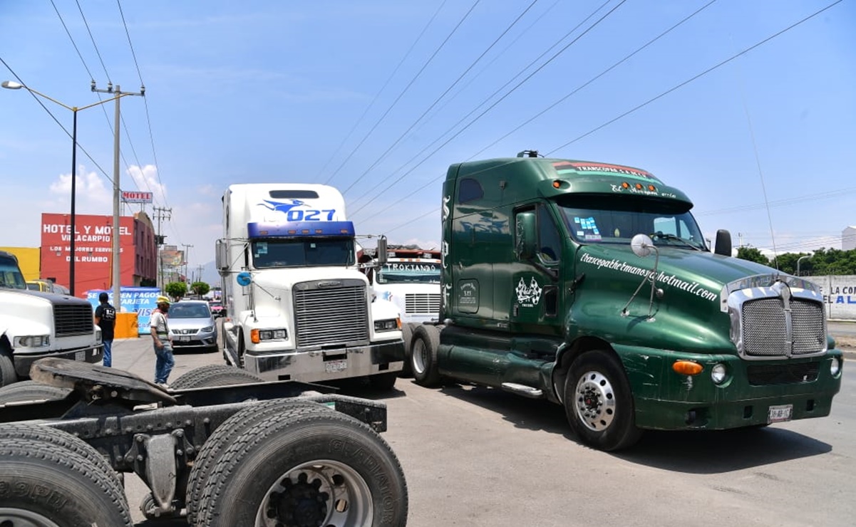 Transportistas bloquean la Texcoco-Lechería; acusan extorsiones de policías