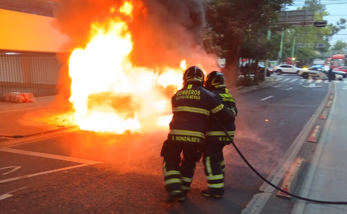 Se reporta incendio de camioneta en la colonia Álamos, alcaldía Benito Juárez