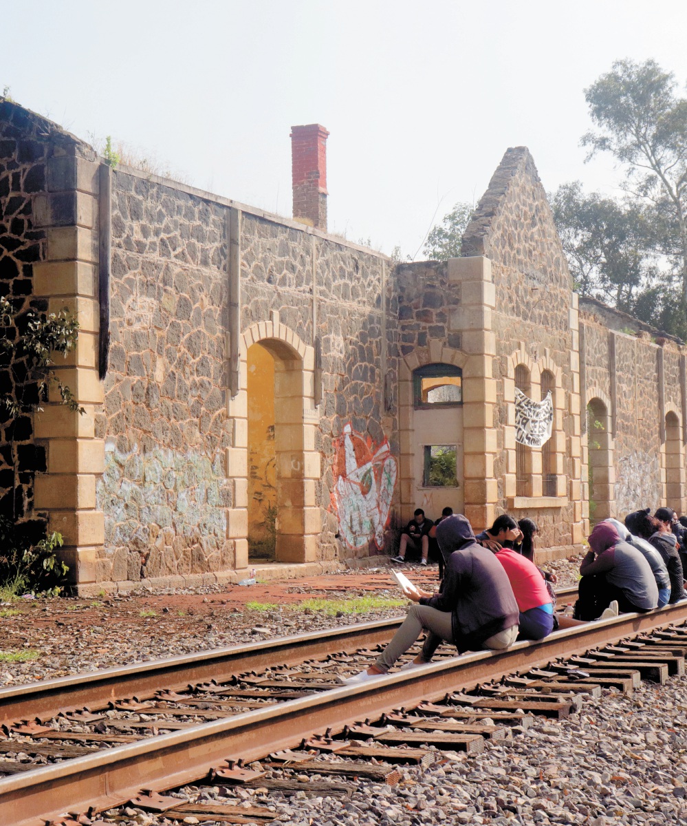 Insisten normalistas en bloquear vías del tren