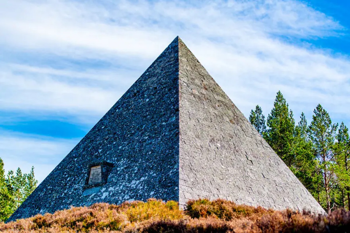 ¿Por qué el rey Carlos III tiene una pirámide en su jardín privado?