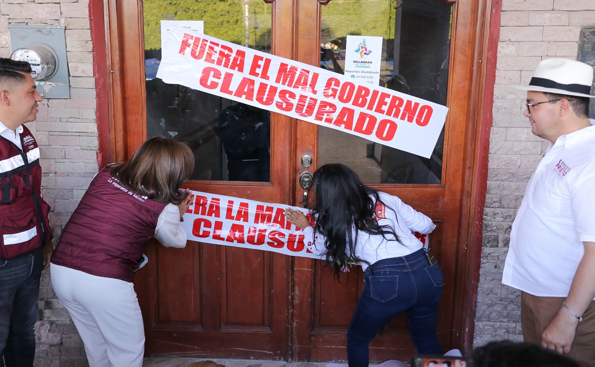 Candidatas de Morena clausuran puerta principal de la Presidencia Municipal de Villagrán, Guanajuato