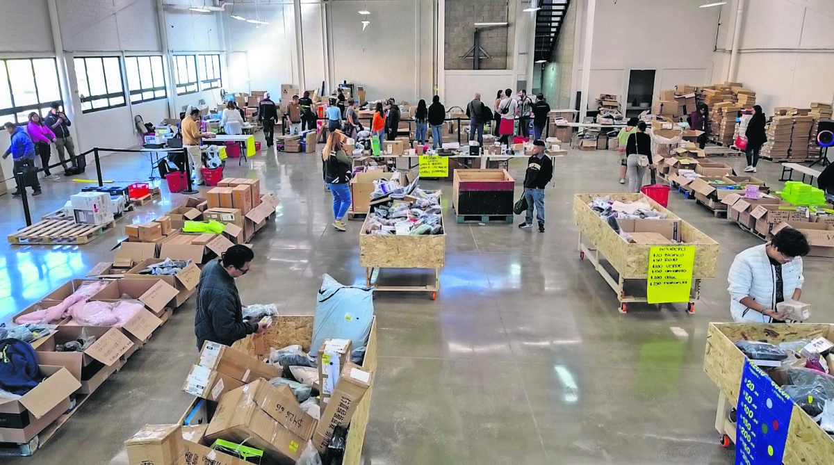 Viven de reciclar mercancía que regresan clientes