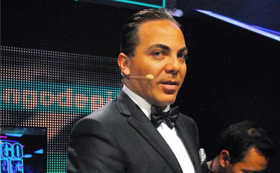 Cristian Castro sorprende con extravagante traje Dolce & Gabbana y pelo naranja