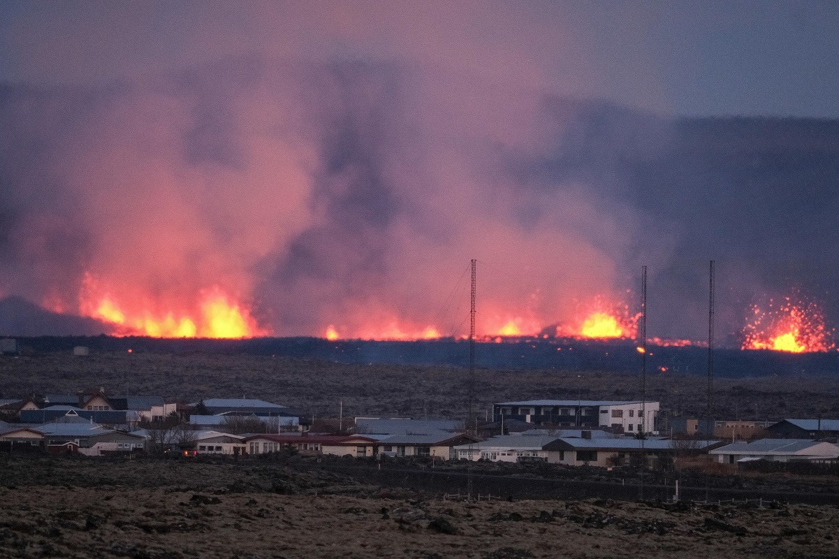 Erupción volcánica en Islandia pone en riesgo a pueblo pesquero