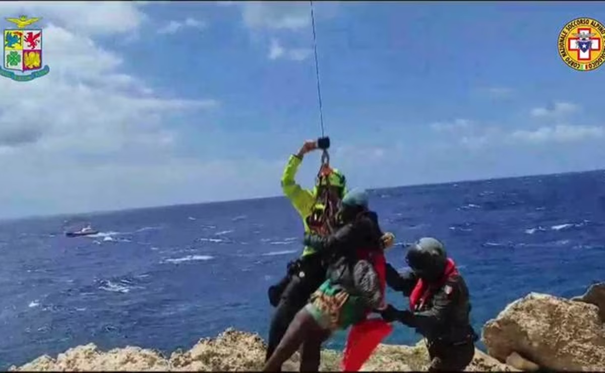 Rescatan a docenas de migrantes tras naufragio de embarcaciones en Italia