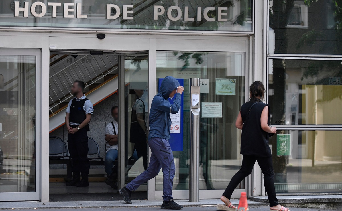 Recauda un millón de euros policía francés que mató a un adolescente a quemarropa