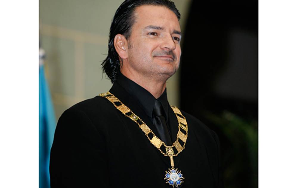 Arjona devuelve medalla al presidente de Guatemala