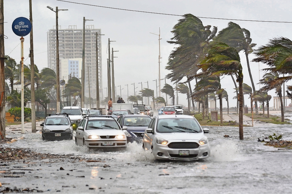 Temporal gélido azota a 21 entidades del país