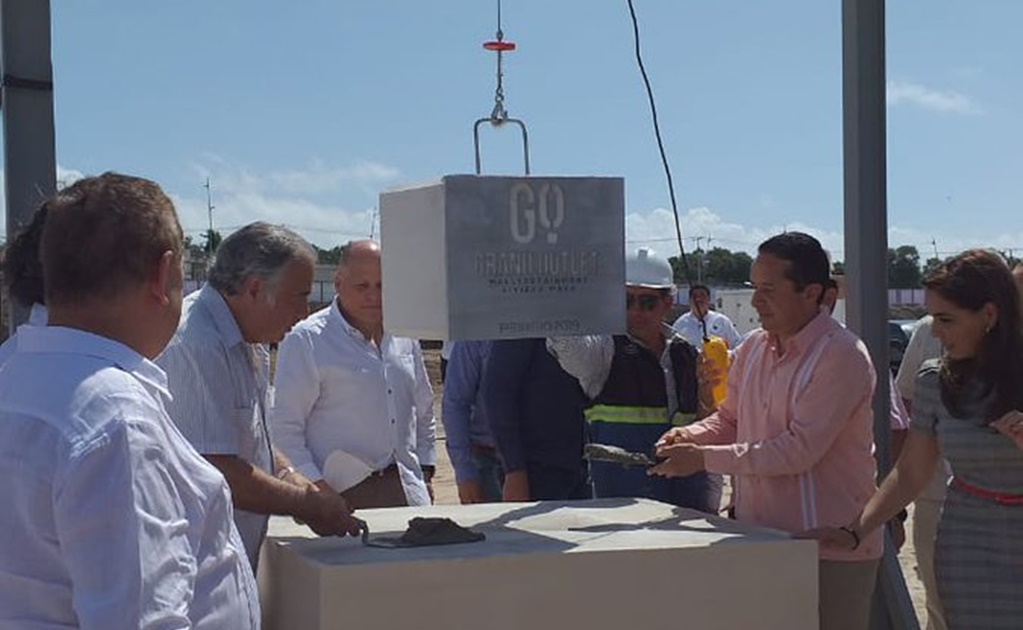Grupo GICSA coloca la primera piedra de nuevo outlet en la Riviera Maya