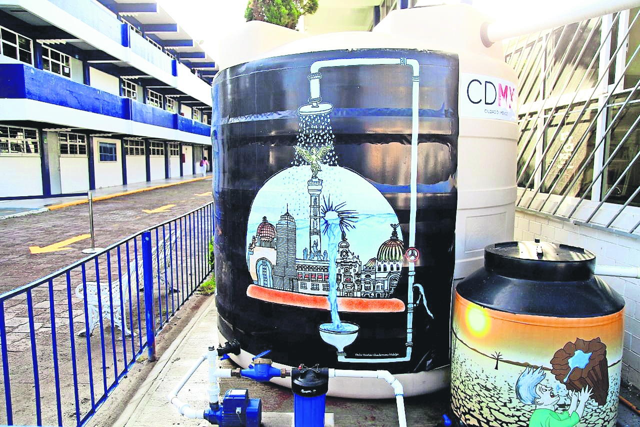 Gobierno CDMX prevé instalar captadores de agua de lluvia en mil escuelas públicas en dos meses