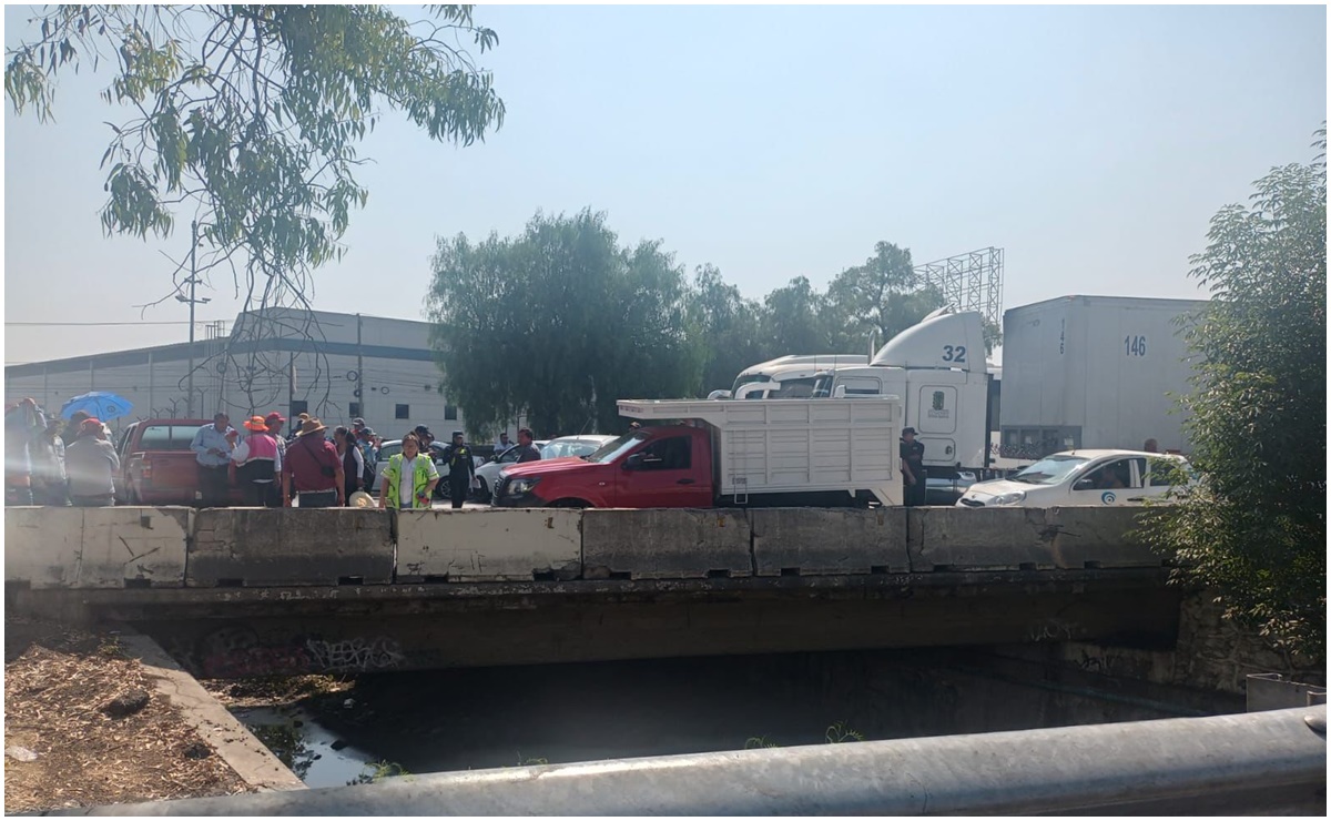 Manifestantes bloquean ambos sentidos de la autopista México-Querétaro; piden que les entreguen cuerpo de familiar    