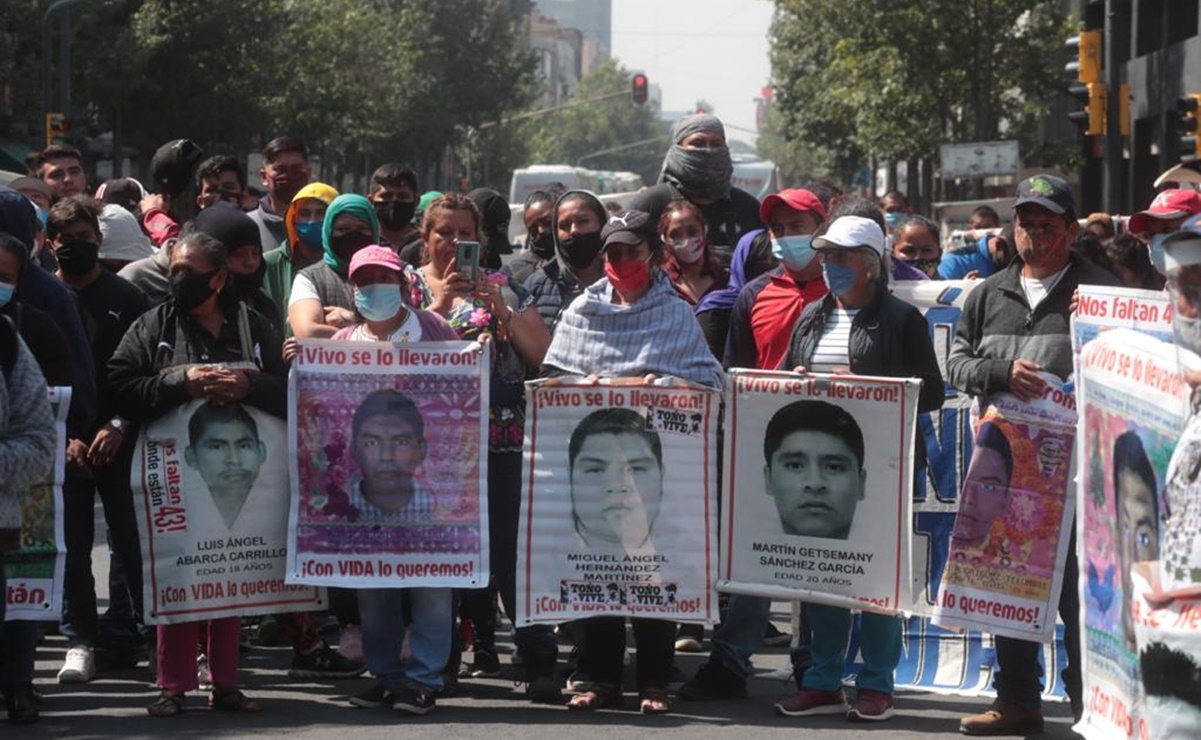 Padres de normalistas de Ayotzinapa inician movilizaciones por 6 años de desaparición