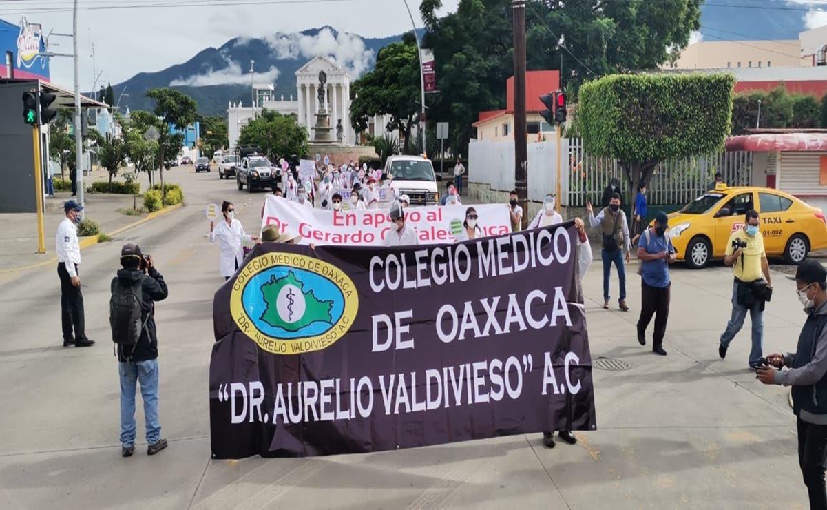 Marchan en Oaxaca en apoyo a médico detenido en Chiapas por muerte de paciente de Covid-19