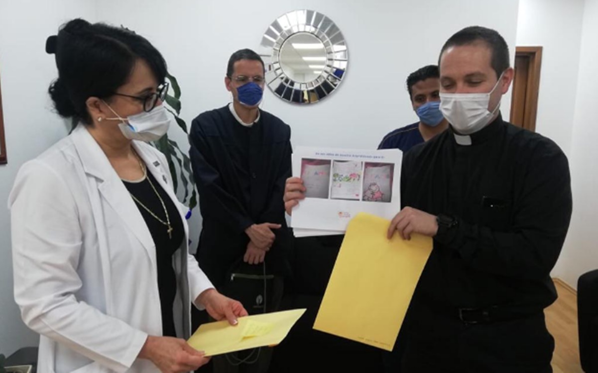 Sacerdotes visitan a pacientes con coronavirus del Hospital General de México