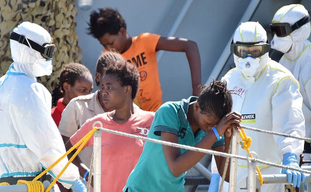 Hallan 50 cadáveres en bodega de un barco en Libia