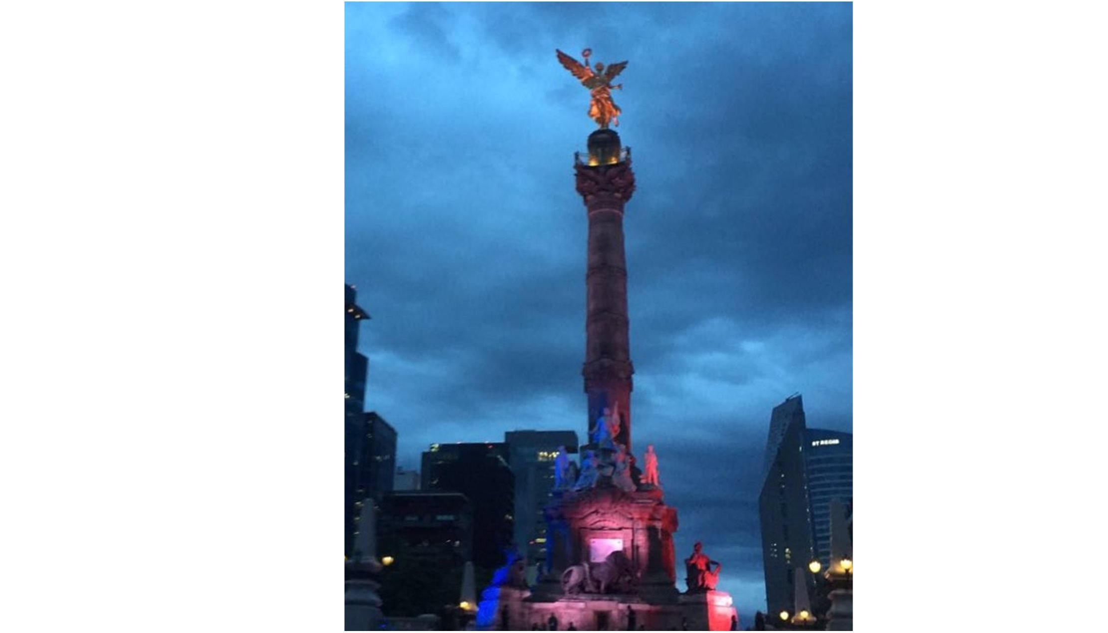 Ángel de la Independencia se ilumina con los colores de Francia