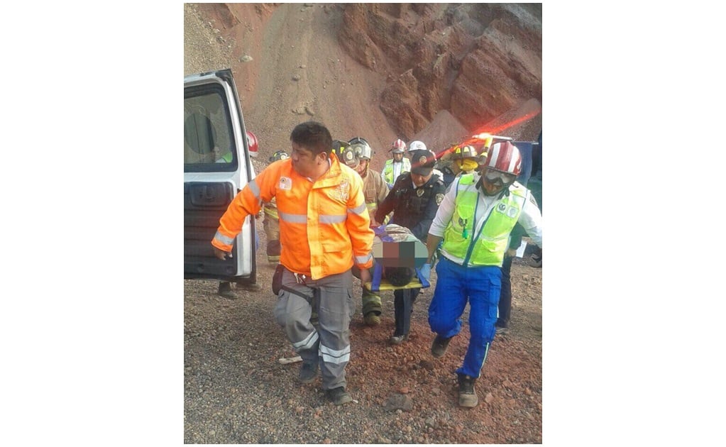 Rescatan a familia que cayó a mina de arena en Tláhuac