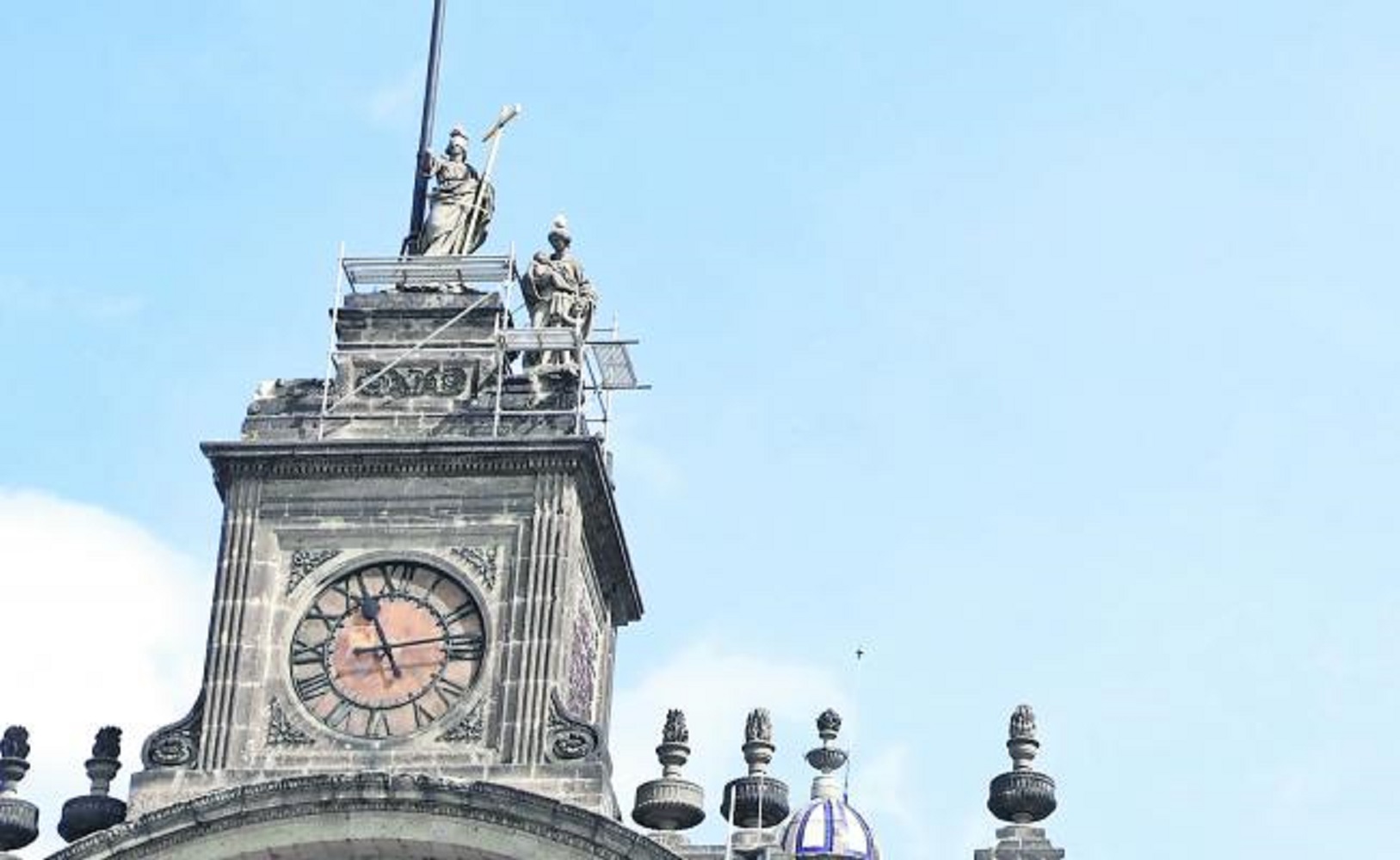 Sustituirán esculturas de Tolsá en la Catedral