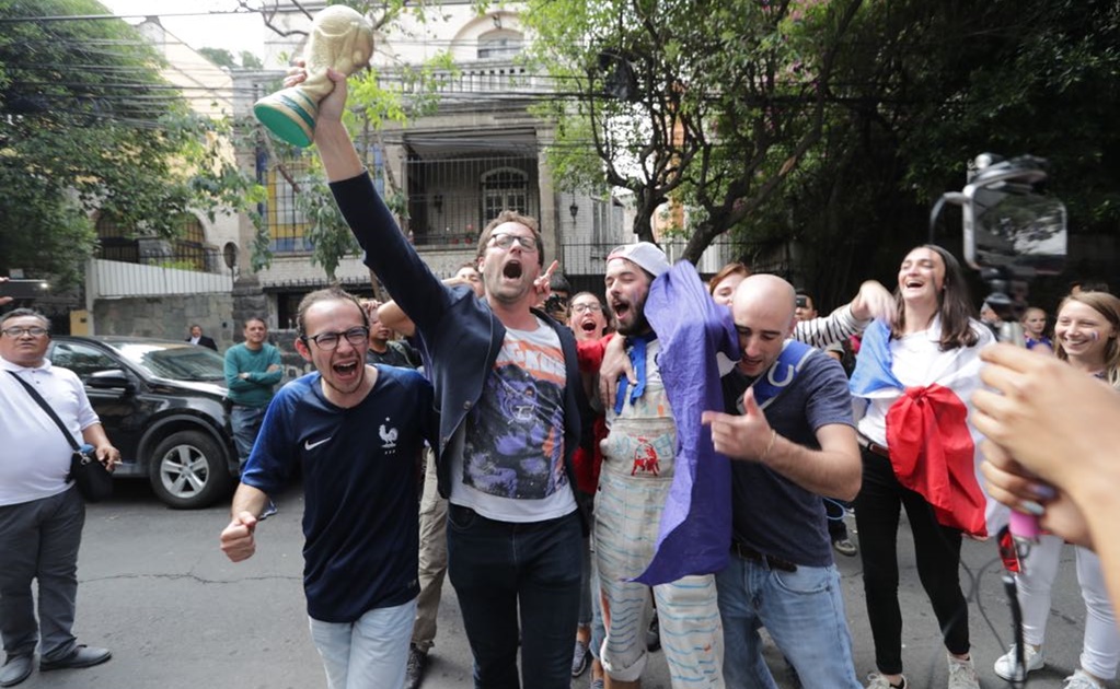 Aficionados franceses celebran campeonato frente a oficinas de AMLO