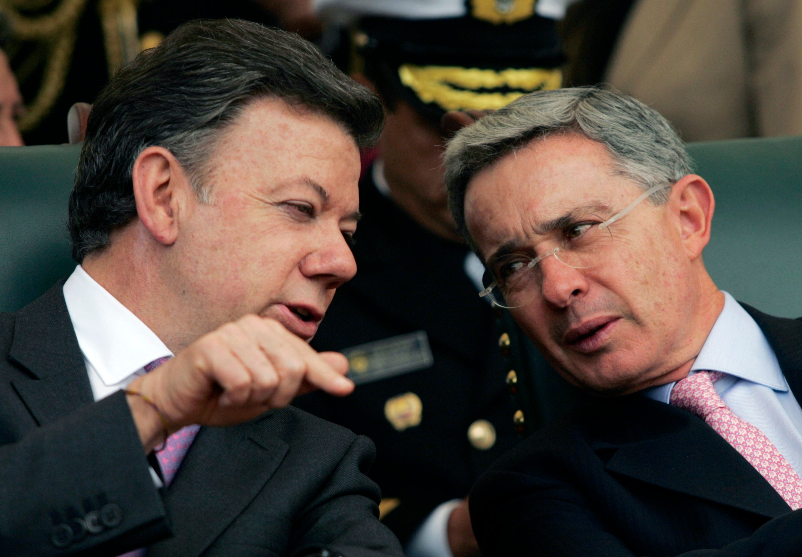 Presidente de Colombia se pelea con ex mandatario en Twitter
