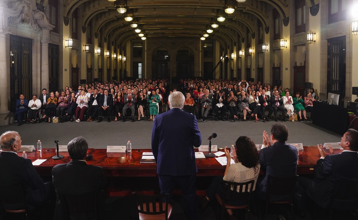 AMLO pide a legisladores de la 4T que no haya titubeos ni zigzagueos, durante reunión en Palacio Nacional 