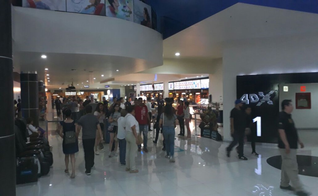 Evacuan 16 salas de cine en Monterrey por falsa alarma de incendio