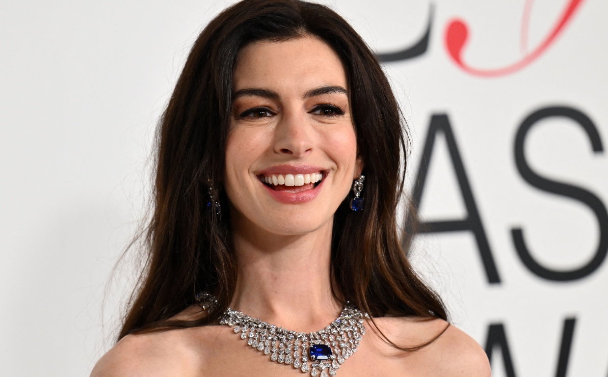 Anne Hathaway reinventa las pasarelas con sus looks en los CFDA Fashion Awards